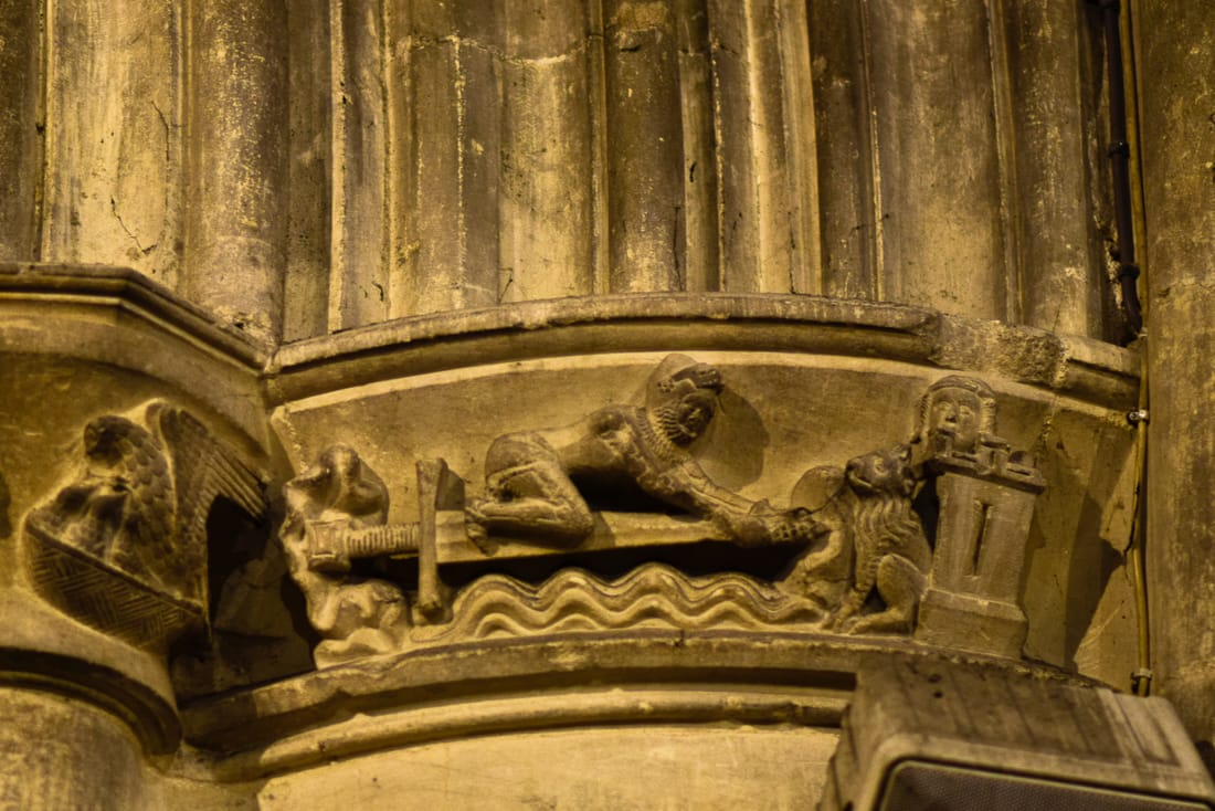 Chevalier chevauchant une épée, Caen